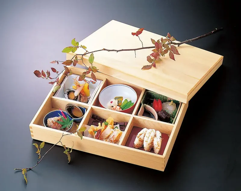 Yamaco 27201 Bento Box Set With Cypress Body Lid & Divider -