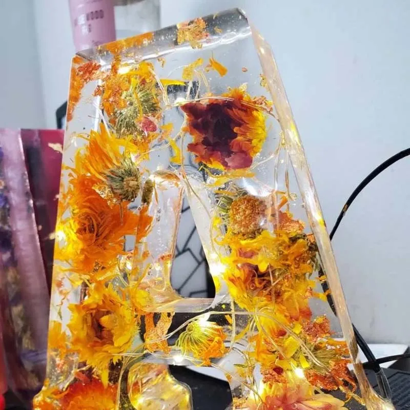 Harz-Blumen-Nachtlicht | LED-Deko-Lampe in Buchstabenform