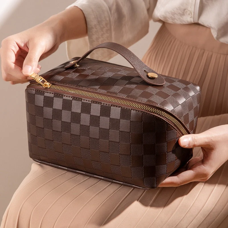 Kosmetiktasche im Karomuster aus PU-Leder mit Tragegriff