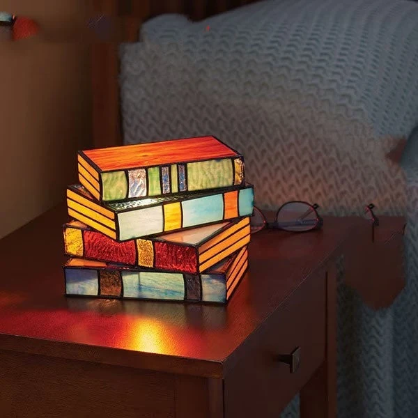 Skanto | Schreibtischlampe mit gestapelten Büchern