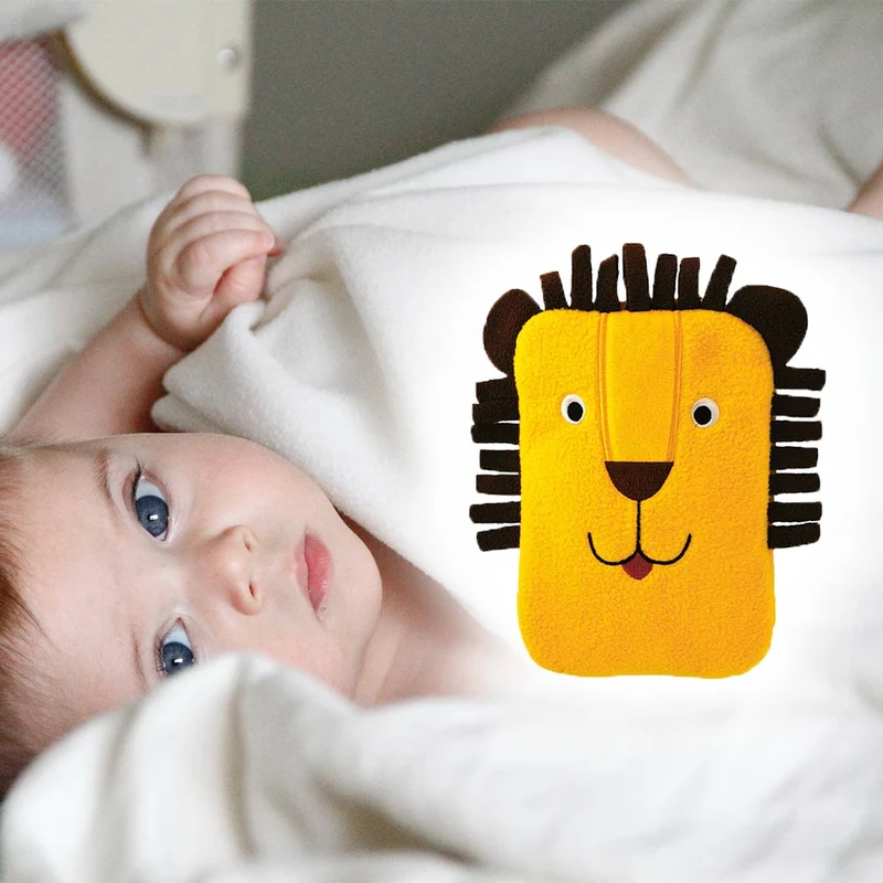 Baby-Set mit Babyflasche, Fieberthermometer und kleiner Wärmflasche