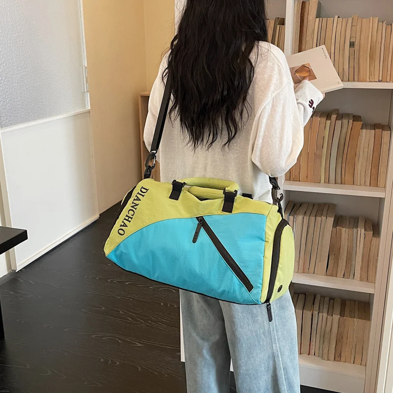 Sportliche Reisetasche mit mehreren Fächern und strapazierfähigem Material Skanto