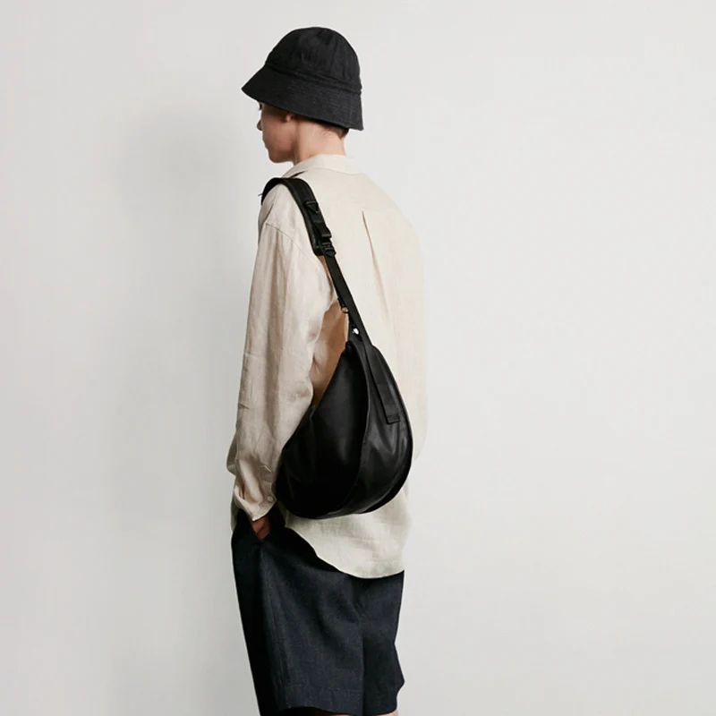 Elegante Umhängetasche in geschwungener Form Skanto