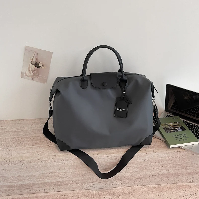 Elegante Reisetasche aus strapazierfähigem Material mit verstellbarem Schultergurt Skanto