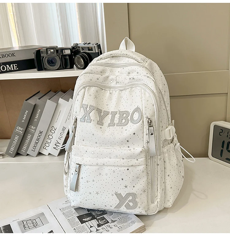 Schulrucksack mit Sternenverzierung und vielen Fächern