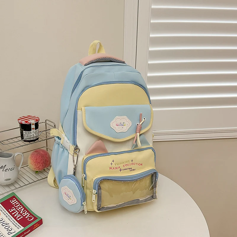 Schulrucksack mit mehreren Fächern und transparentem Fach