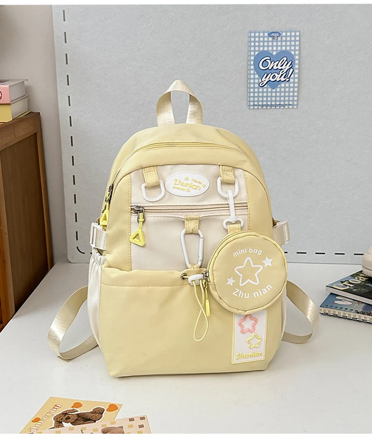 Verspielter Schulrucksack mit vielen Fächern