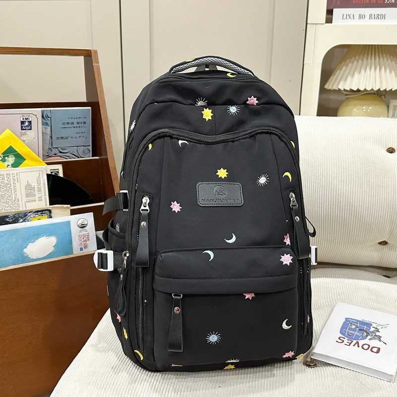 Schulrucksack mit Grafik-Verzierung und vielen Fächern