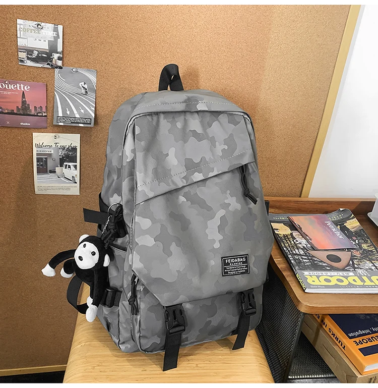 Funktionaler urbaner Schulrucksack im Camouflage-Look