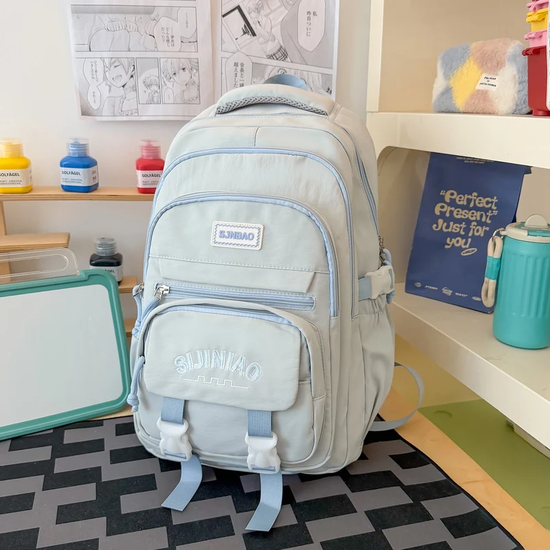 Lässiger Schulrucksack mit vielen Taschen
