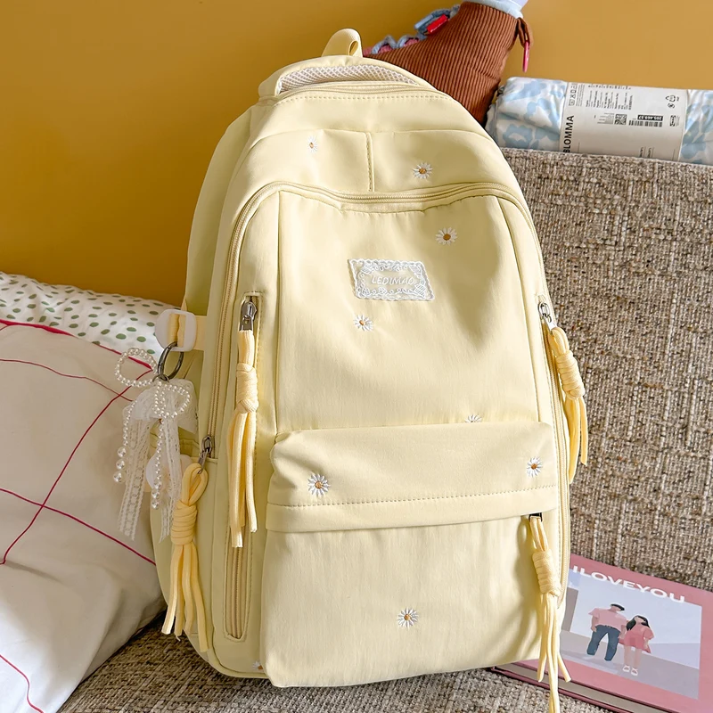 Eleganter Schulrucksack mit floralen Verzierungen