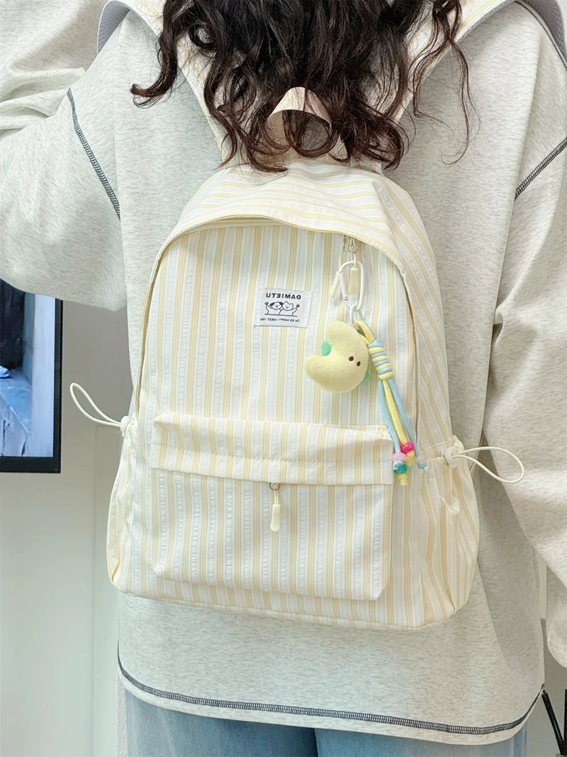 Niedlicher kleiner gestreifter Schulrucksack