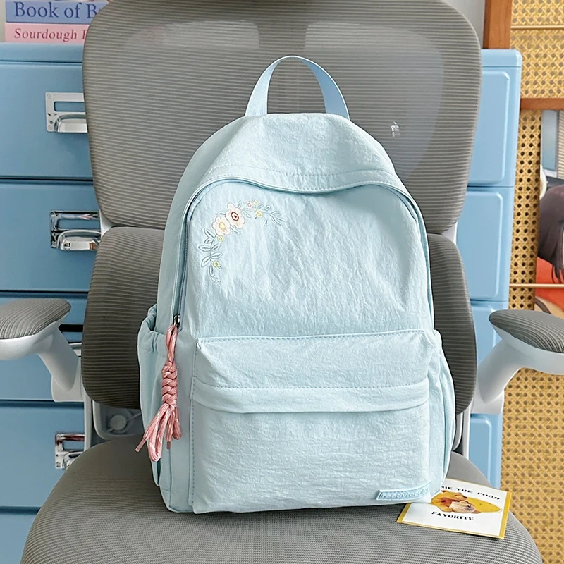 Bestickter Schulrucksack mit Blumenmuster