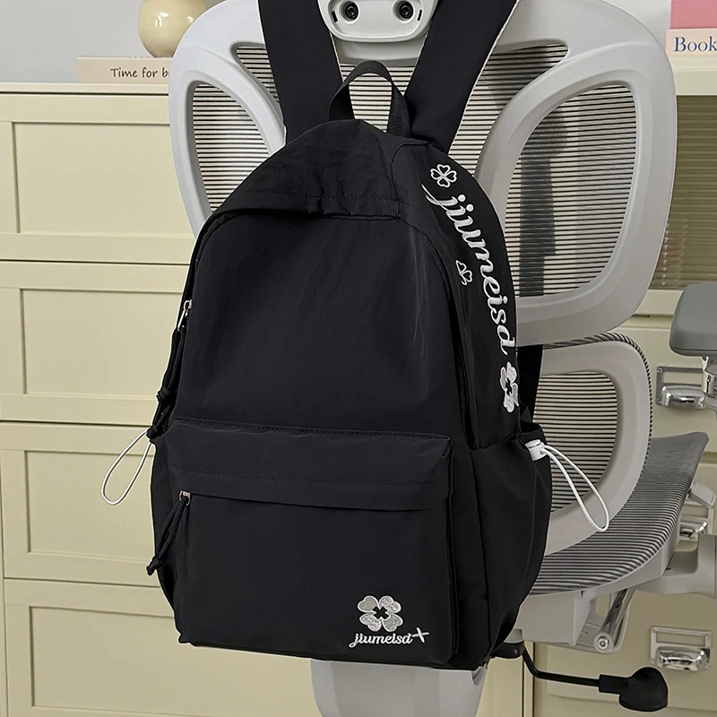 Leichter Schulrucksack mit mehreren Fächern