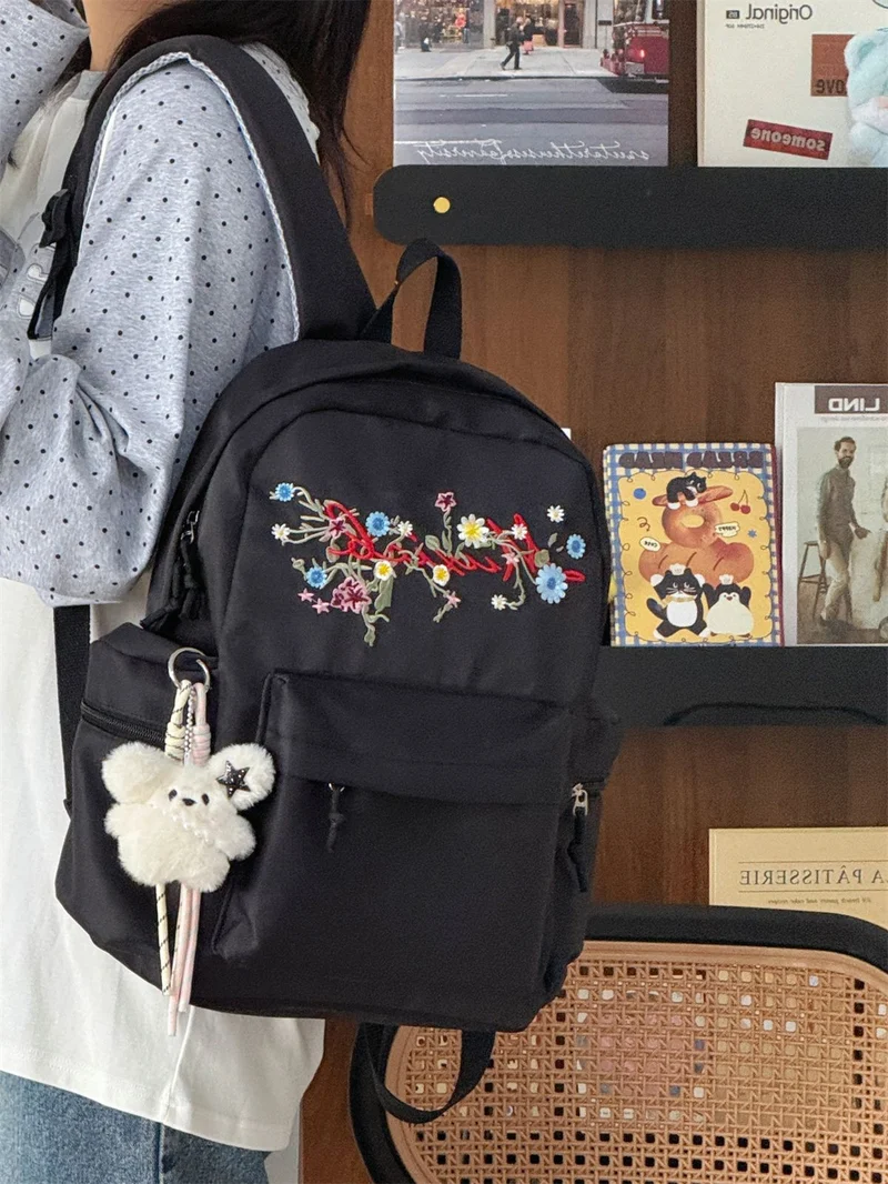Bestickter Schulrucksack mit Blumenmuster