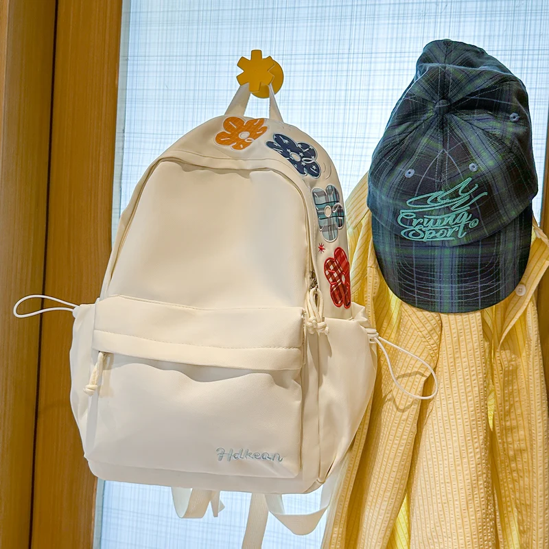Blumig verzierter, lockerer Schulrucksack