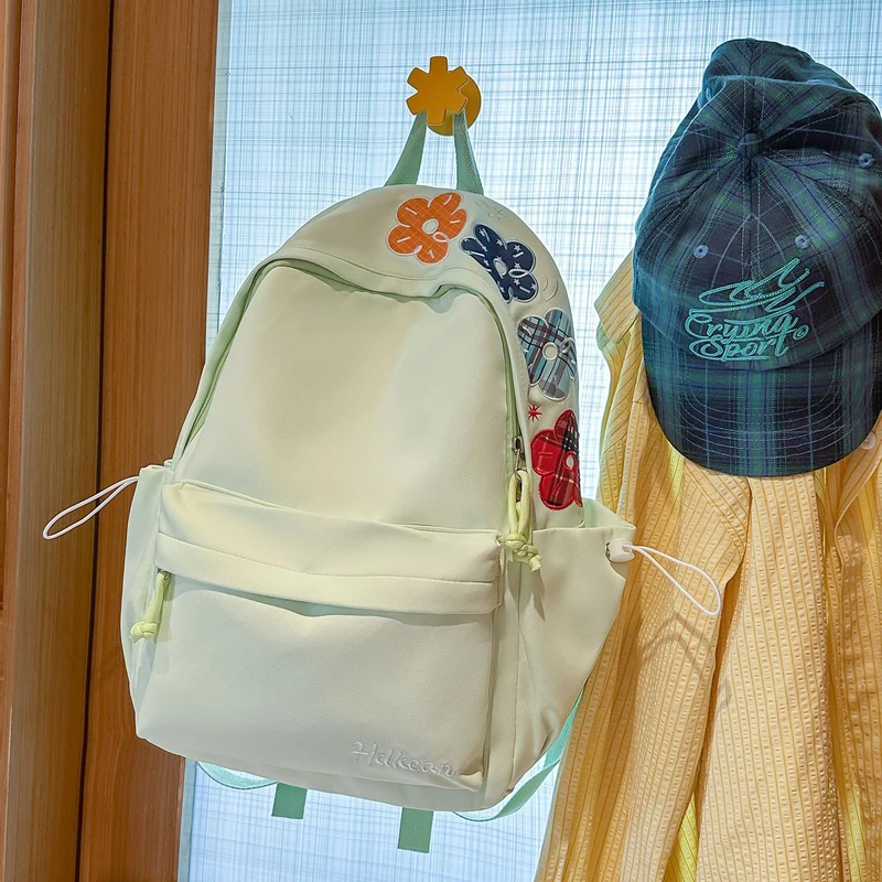 Blumig verzierter, lockerer Schulrucksack