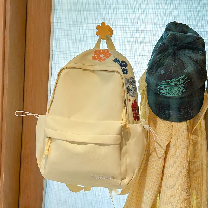 Blumig verzierter, lockerer Schulrucksack