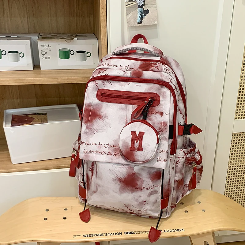 Moderner Schulrucksack mit mehreren Fächern