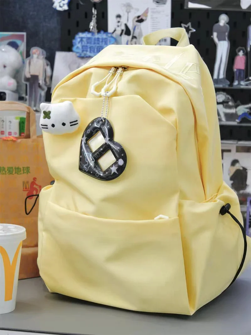 Niedliche Schultasche im Charakter-Design