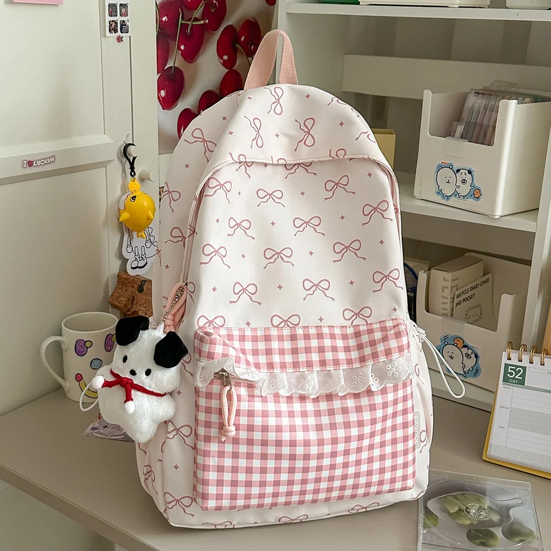 Niedlicher Schulrucksack mit Charakter-Applikationen