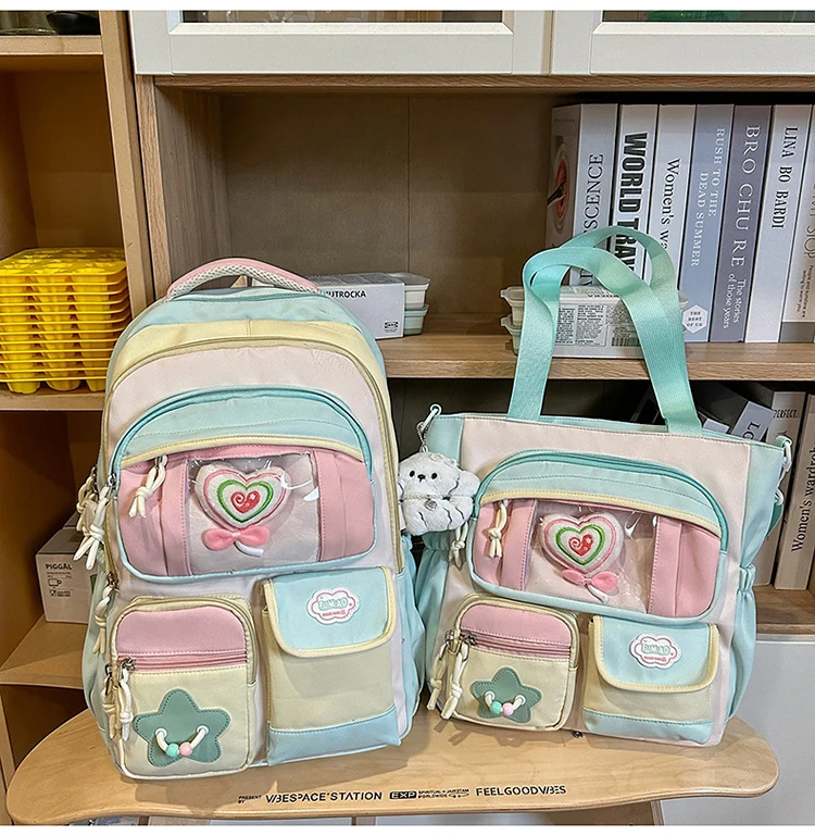 Schulrucksack mit mehreren Fächern und Charakterdesign