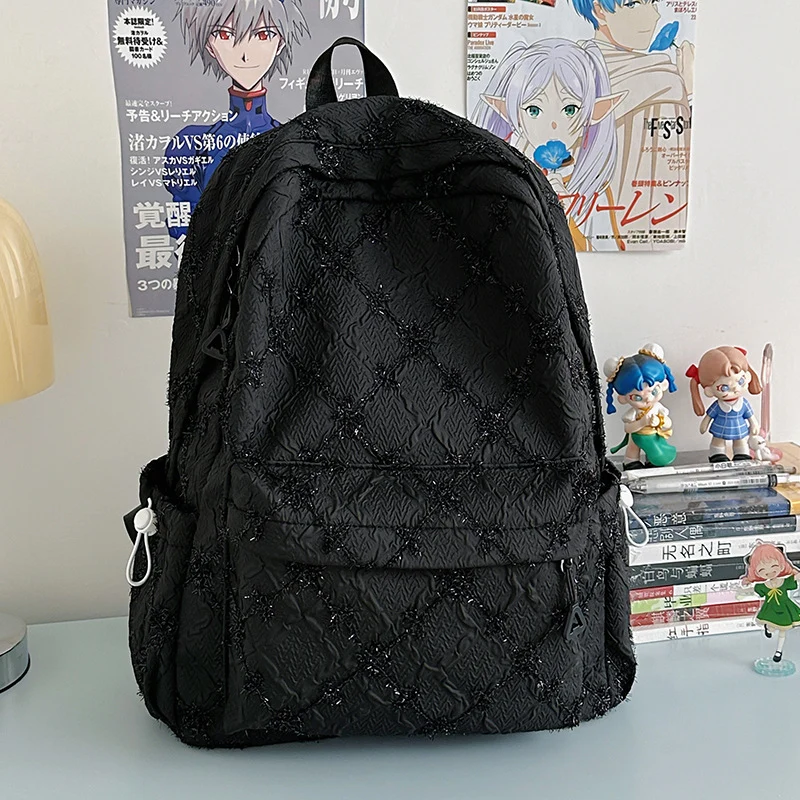 Bestickter Schulrucksack mit Textur