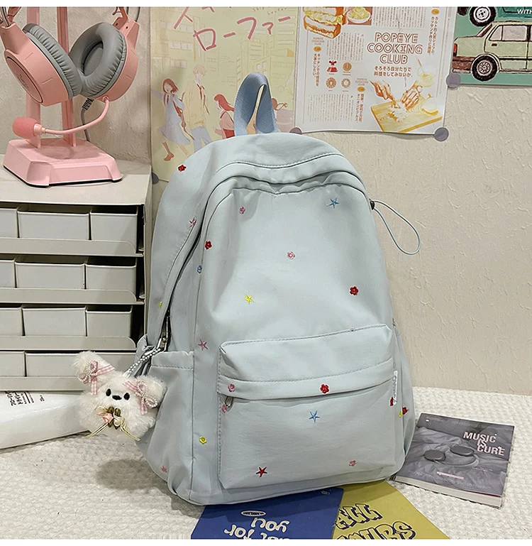 Bestickter Schulrucksack mit Muster