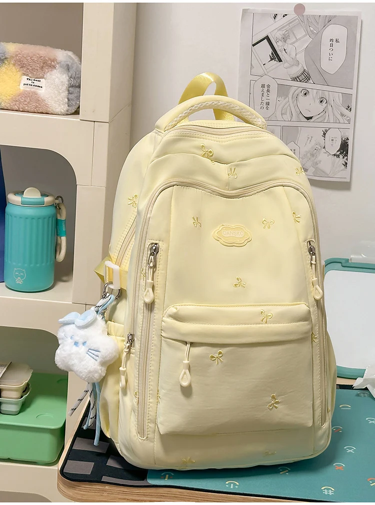Bestickter Schulrucksack mit mehreren Fächern