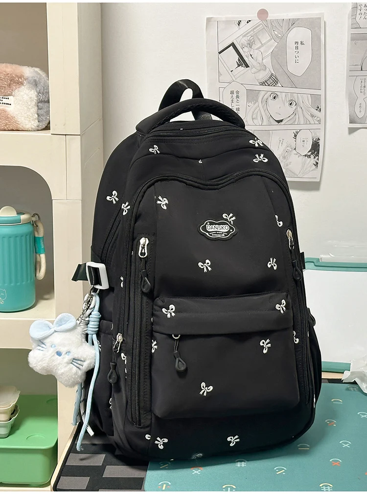 Bestickter Schulrucksack mit mehreren Fächern