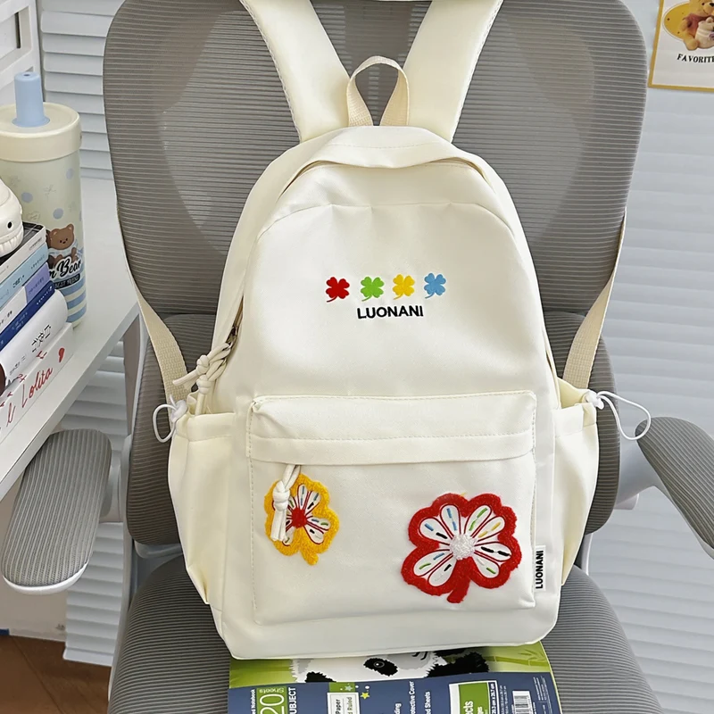 Schulrucksack mit besticktem Blumenmotiv