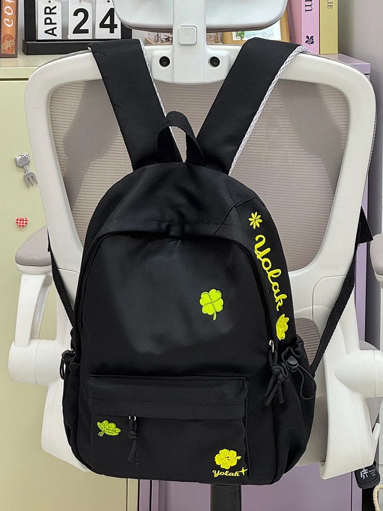 Lässige Schultasche mit vielen Fächern und Stickerei
