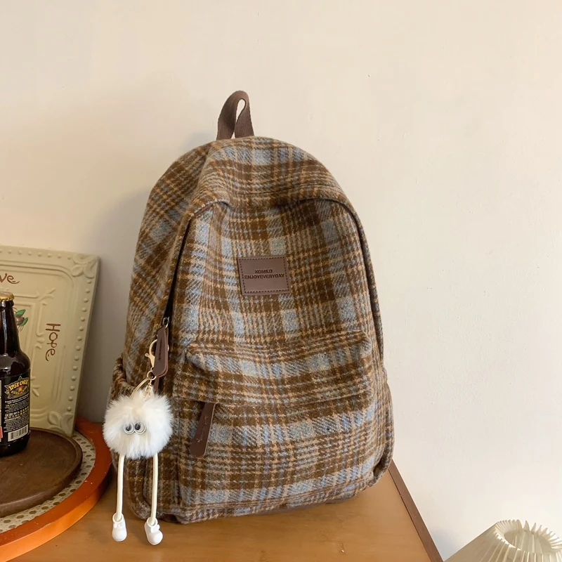 Funktionaler karierter Schulrucksack