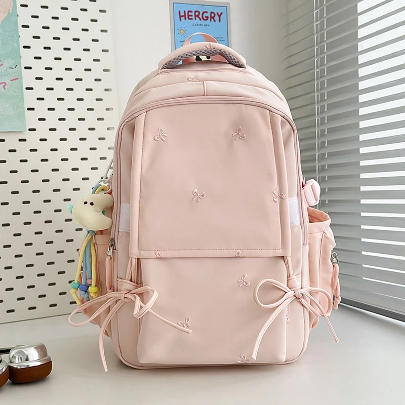 Schulrucksack mit bestickter Schleife
