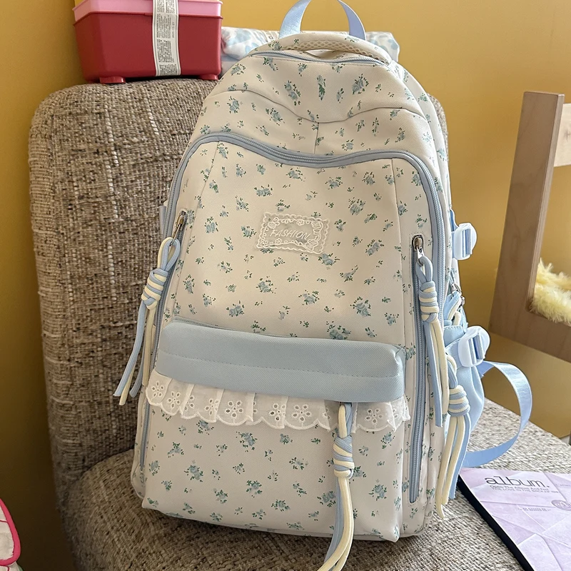 Eleganter Schulrucksack mit Blumendruck und mehreren Fächern