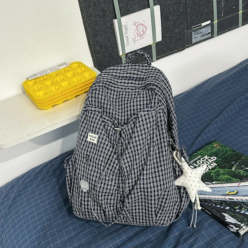 Lässiger karierter Schulrucksack