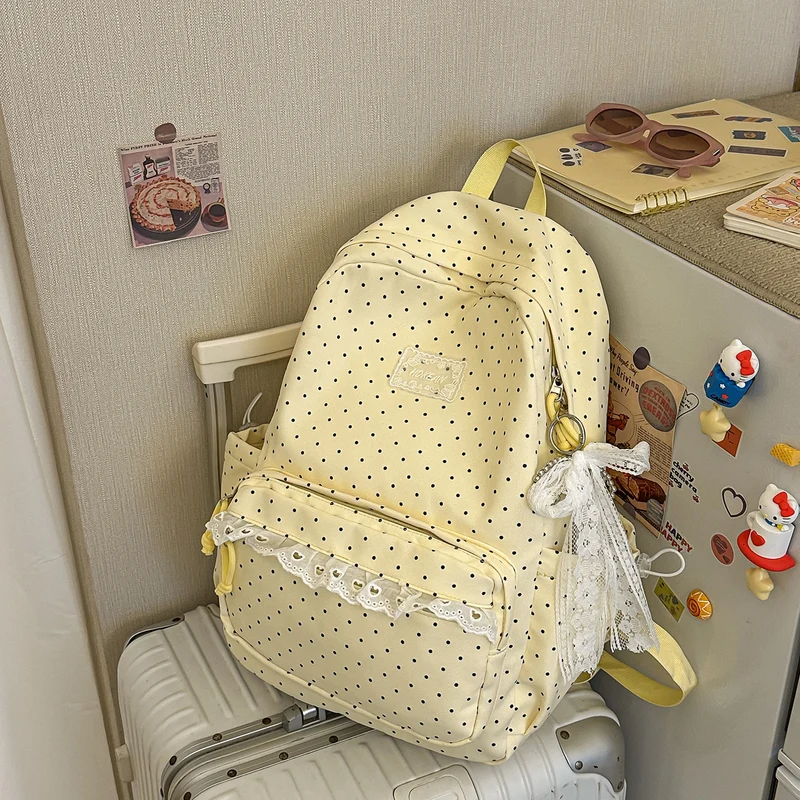 Charmanter Rucksack mit Tupfenmuster und Spitzenbesatz