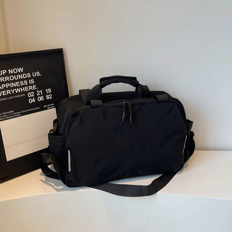 Sportliche Reisetasche mit mehreren praktischen Fächern