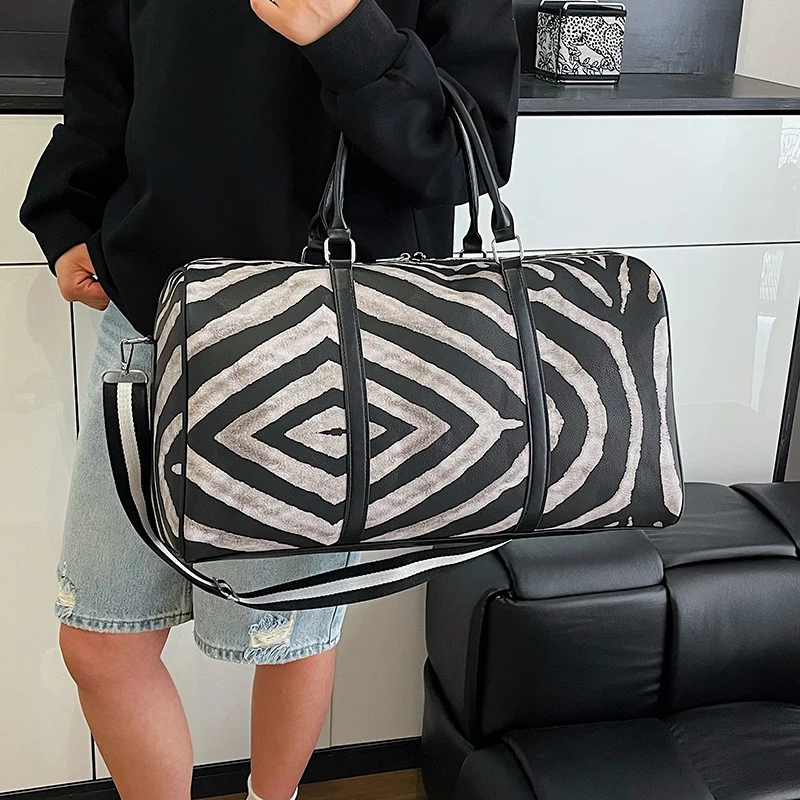 Sportliche Reisetasche im trendigen Zebra-Print Skanto