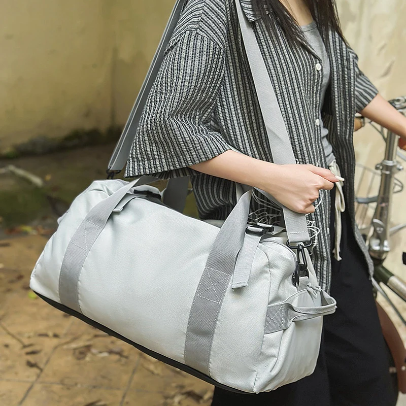 Sportliche Reisetasche aus strapazierfähigem Material mit verstellbarem Schultergurt Skanto