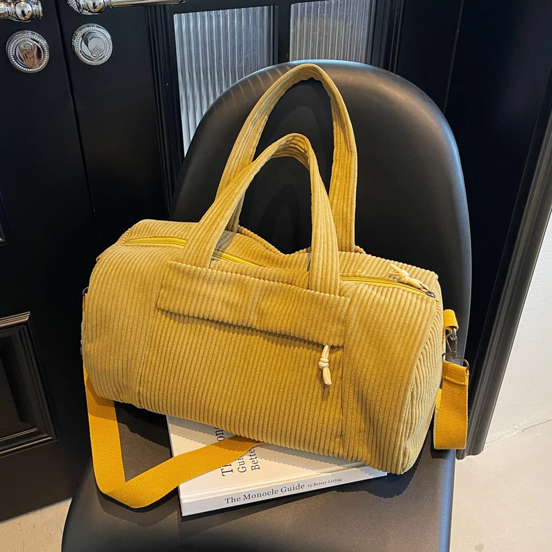 Sportliche Reisetasche aus flauschigem Cordmaterial mit verstellbarem Schultergurt Skanto