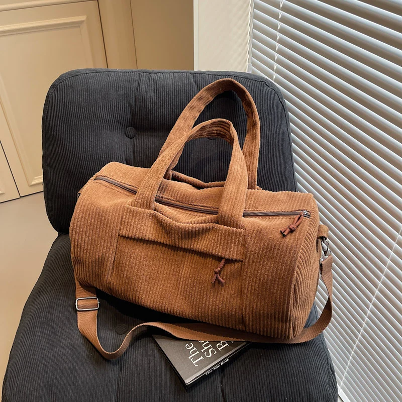 Sportliche Reisetasche aus flauschigem Cordmaterial mit verstellbarem Schultergurt Skanto