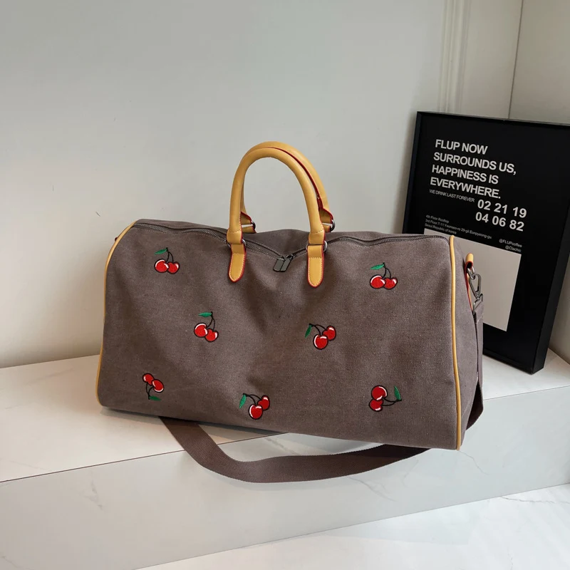 Sportliche Wochenendtasche mit verspieltem Kirschmuster Skanto