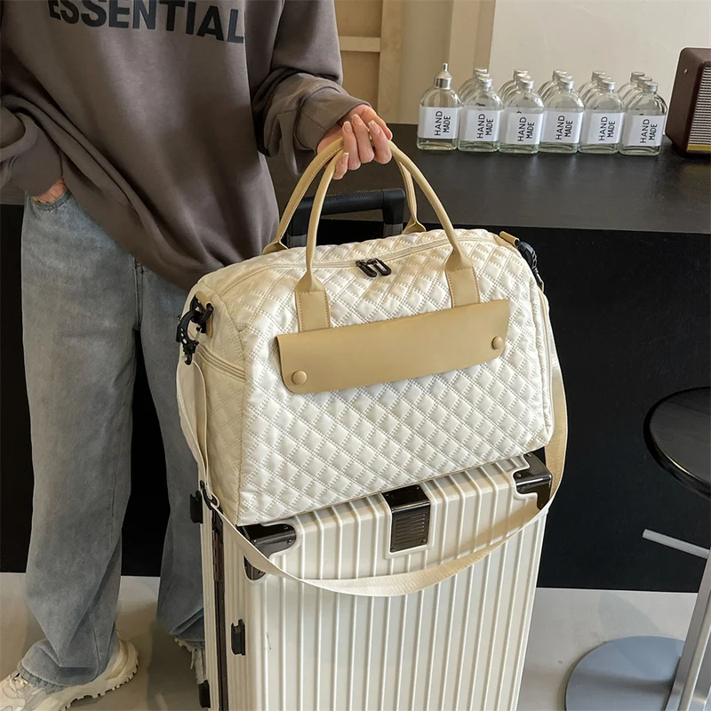 Sportliche Reisetasche mit ergonomischem Tragesystem und wasserabweisendem Material Skanto