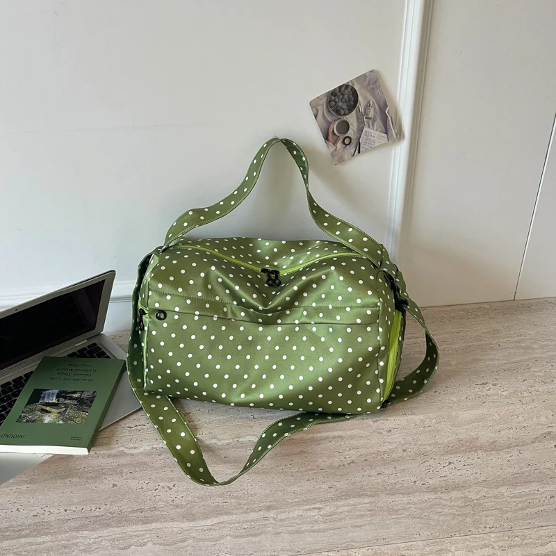 Moderne Sport- und Reisetasche mit Polka-Dot-Design Skanto