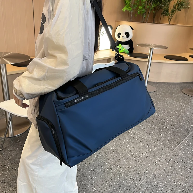Sportliche Reisetasche mit verstärkten Griffen und mehreren Fächern Skanto