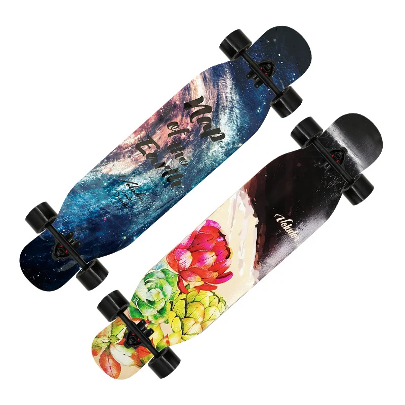 Longboard Skanto mit künstlerischem Löwen-Emblem