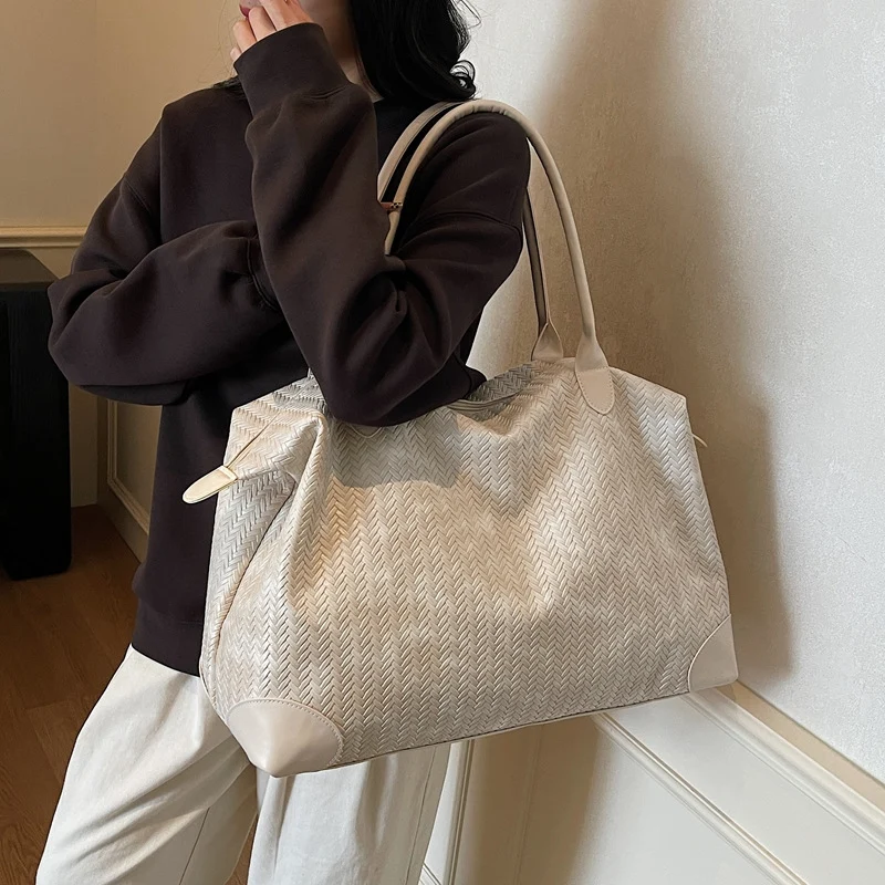 Elegante Tragetasche aus gewebtem Kunstleder Skanto