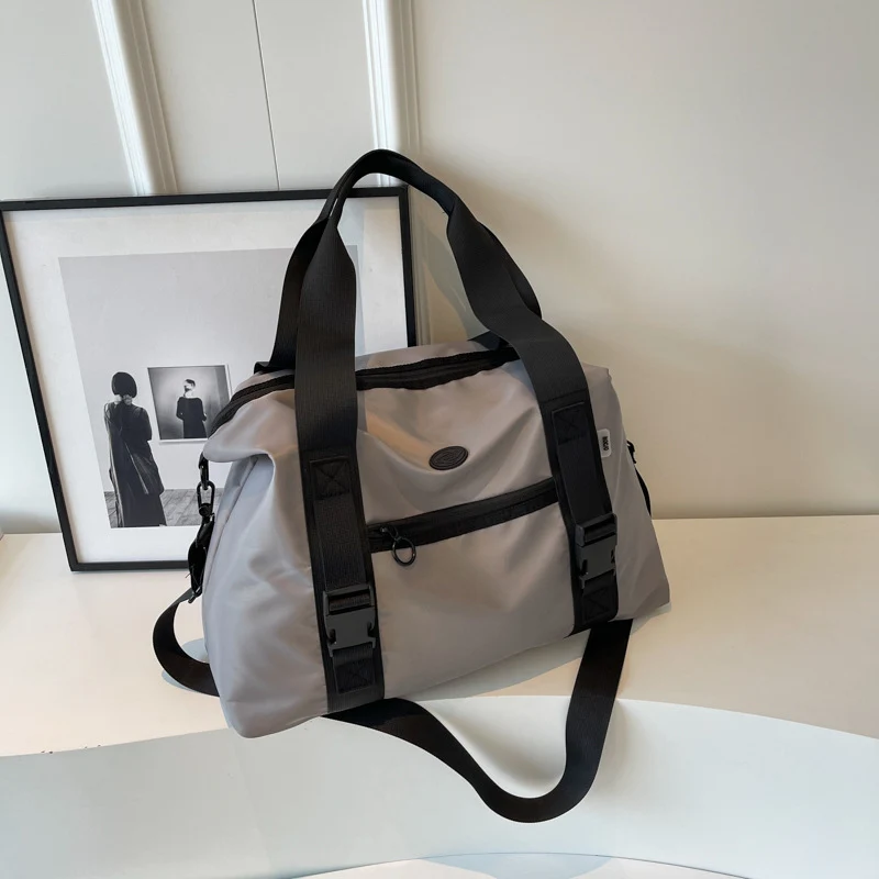 Geräumige Sport-Reisetasche mit ergonomischen Tragegriffen und wasserabweisendem Material Skanto