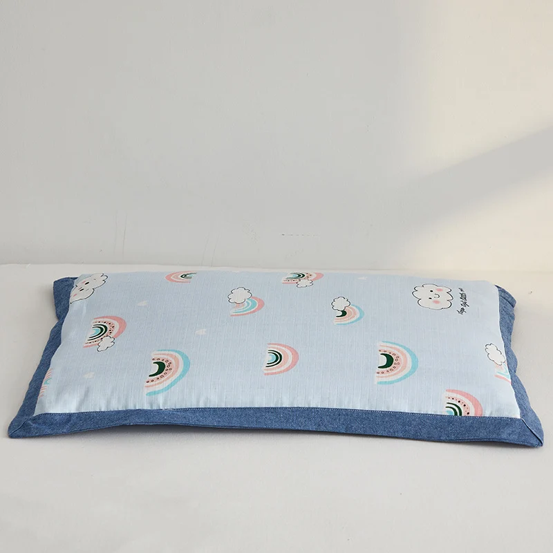 Gemütliches Bett mit farbenfrohem Regenbogenmotiv Skanto